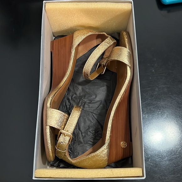 Tory Burch Gold Savannah Wedge- Sz 7.5 - Picture 7 of 8